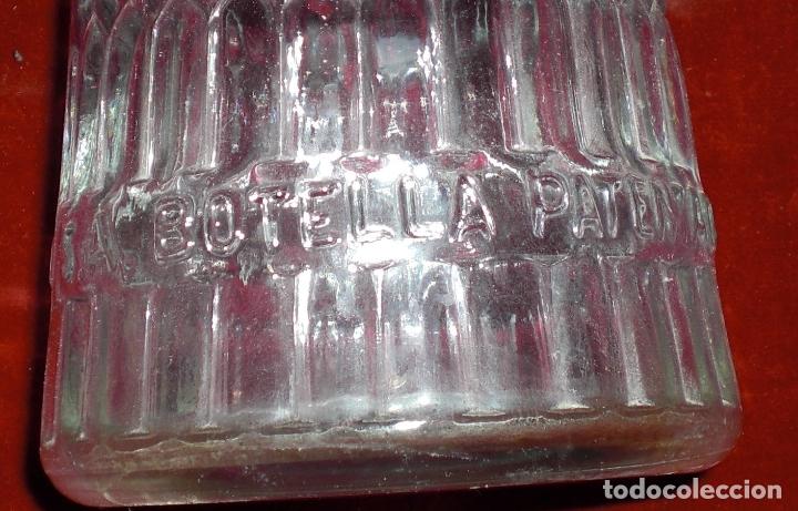 Botellas antiguas: Antigua botella anis barcelo relieve - Foto 2