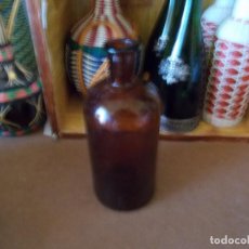 Botellas antiguas: BOTELLA DE LABORATORIO DE CRISTAL COLOR AMBAR . Lote 93170855