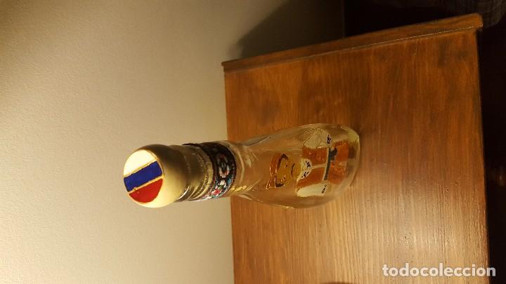 Botellas antiguas: Botella decorada de Serbia - Foto 2