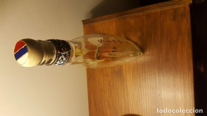 Botellas antiguas: Botella decorada de Serbia - Foto 4