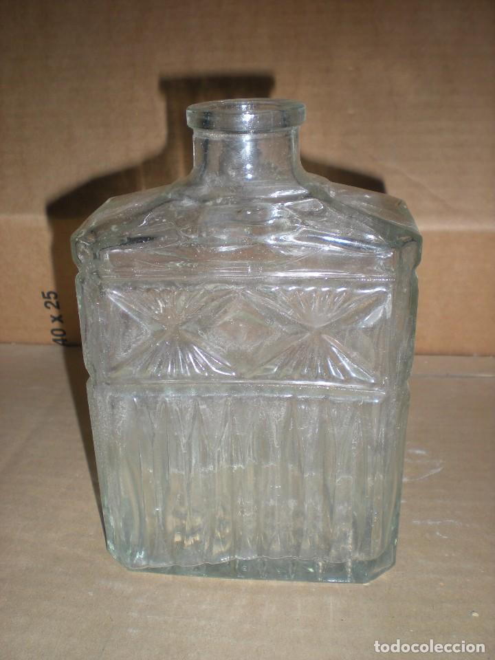 Botellas antiguas: Botella de cristal tallado, base rectangular 12x7x15cm - Foto 1