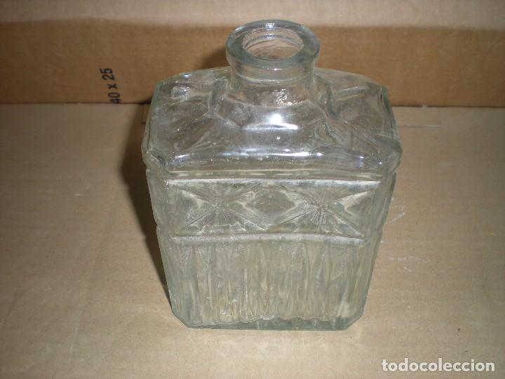 Botellas antiguas: Botella de cristal tallado, base rectangular 12x7x15cm - Foto 3