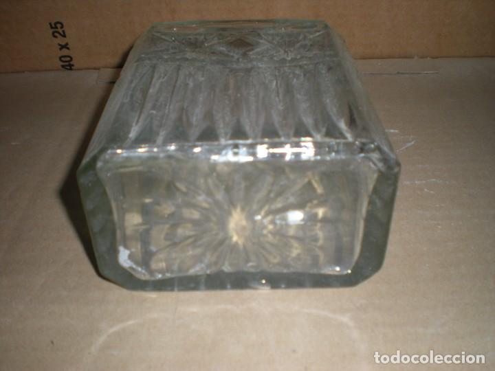 Botellas antiguas: Botella de cristal tallado, base rectangular 12x7x15cm - Foto 4