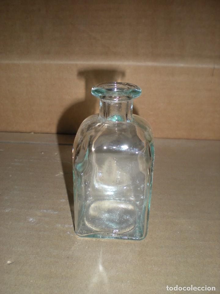 Botellas antiguas: peque&ntilde;a botellita de cristal con base rectangular 5x5x9cm - Foto 1