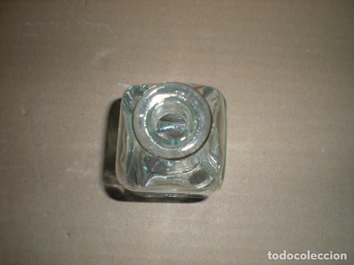 Botellas antiguas: peque&ntilde;a botellita de cristal con base rectangular 5x5x9cm - Foto 2