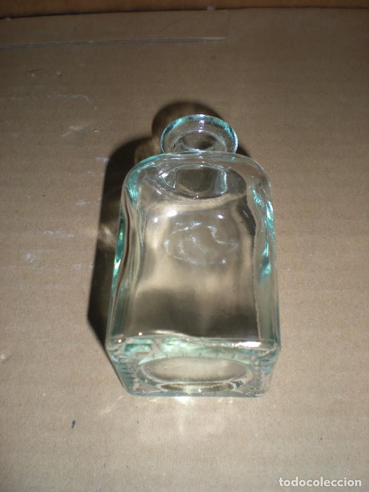 Botellas antiguas: peque&ntilde;a botellita de cristal con base rectangular 5x5x9cm - Foto 3