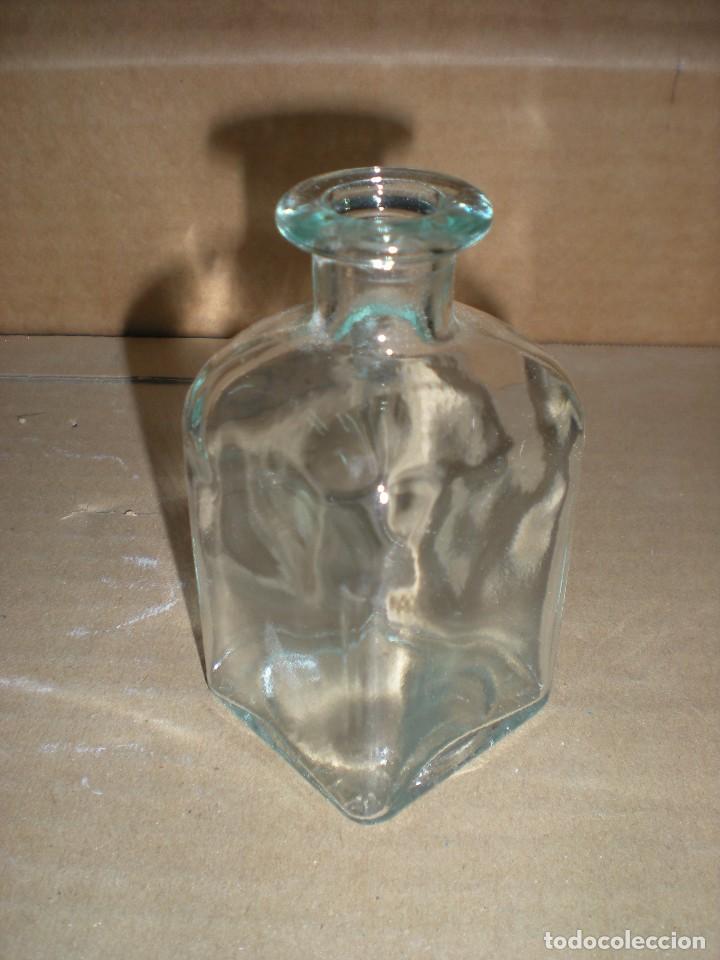 Botellas antiguas: peque&ntilde;a botellita de cristal con base rectangular 5x5x9cm - Foto 4
