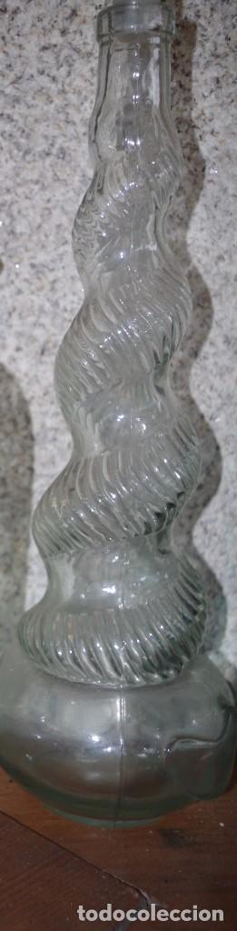 Botellas antiguas: ANTIGUA BOTELLA DE CRISTAL CON FORMAS ONDULADAS - Foto 1