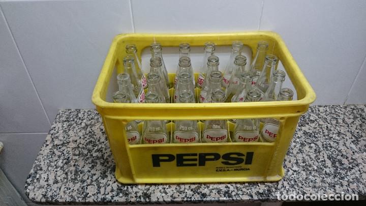 Botellas antiguas: CAJA CON 24 BOTELLINES PEPSI COLA - Foto 1