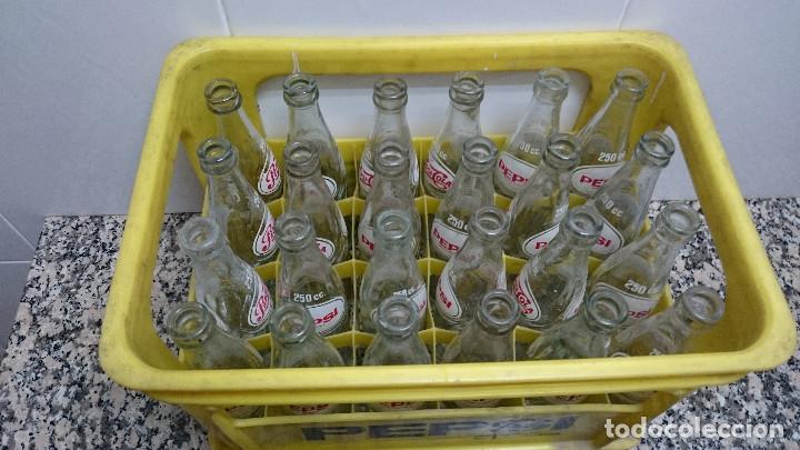Botellas antiguas: CAJA CON 24 BOTELLINES PEPSI COLA - Foto 2