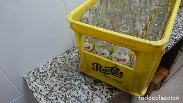 Botellas antiguas: CAJA CON 24 BOTELLINES PEPSI COLA - Foto 3