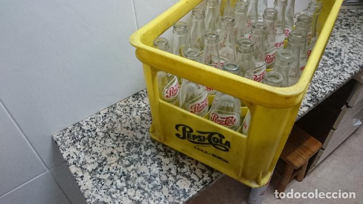 Botellas antiguas: CAJA CON 24 BOTELLINES PEPSI COLA - Foto 5