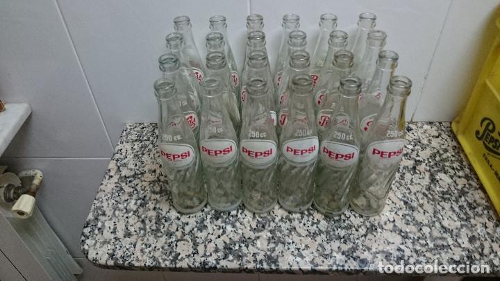 Botellas antiguas: CAJA CON 24 BOTELLINES PEPSI COLA - Foto 7