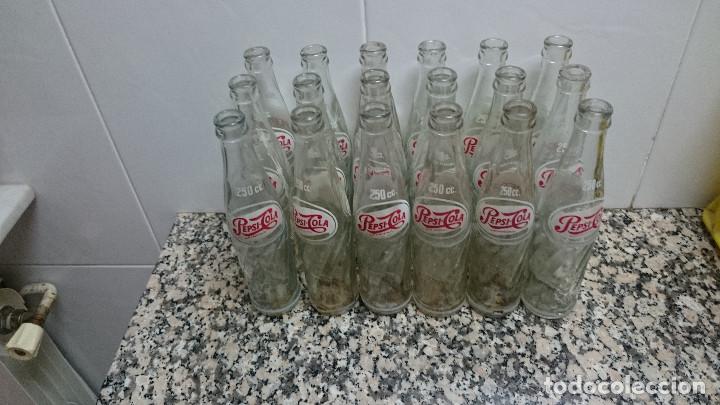 Botellas antiguas: CAJA CON 24 BOTELLINES PEPSI COLA - Foto 8