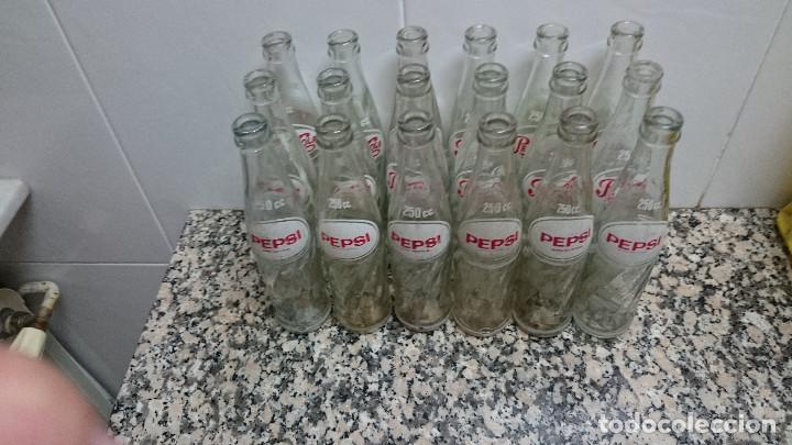 Botellas antiguas: CAJA CON 24 BOTELLINES PEPSI COLA - Foto 9