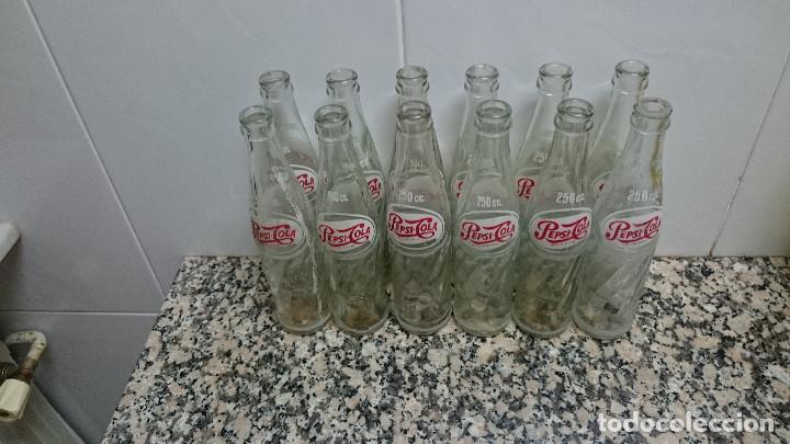 Botellas antiguas: CAJA CON 24 BOTELLINES PEPSI COLA - Foto 10