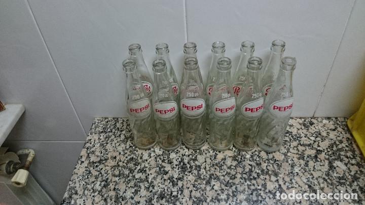 Botellas antiguas: CAJA CON 24 BOTELLINES PEPSI COLA - Foto 11