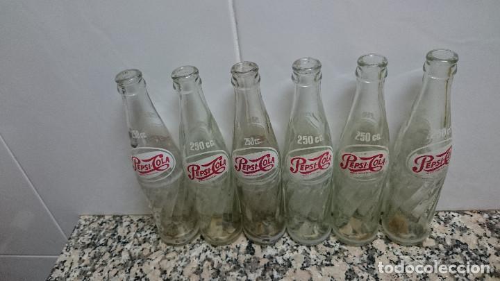 Botellas antiguas: CAJA CON 24 BOTELLINES PEPSI COLA - Foto 12