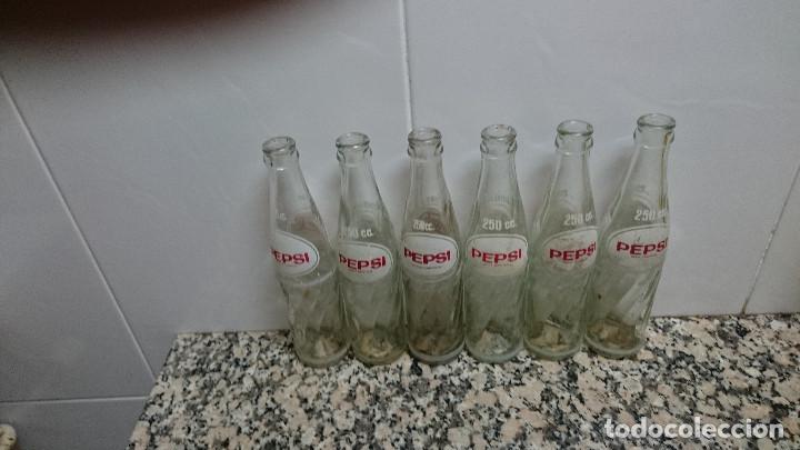 Botellas antiguas: CAJA CON 24 BOTELLINES PEPSI COLA - Foto 13