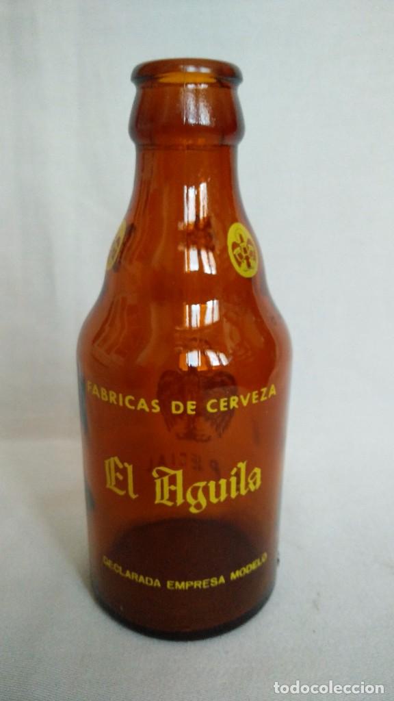 Botellas antiguas: BOTELLA DE CERVEZA EL AGUILA 33 cc. - Foto 2