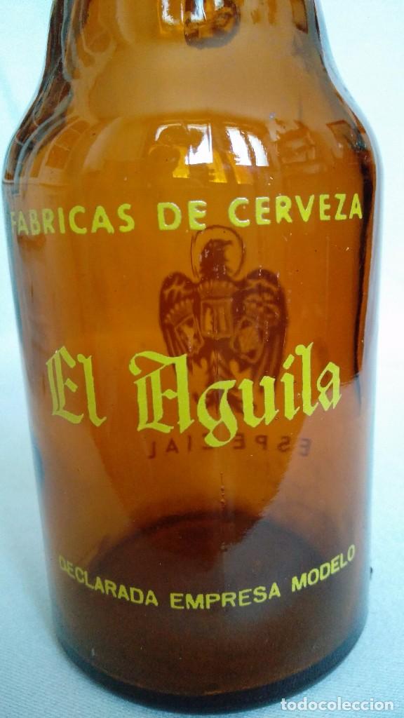 Botellas antiguas: BOTELLA DE CERVEZA EL AGUILA 33 cc. - Foto 4