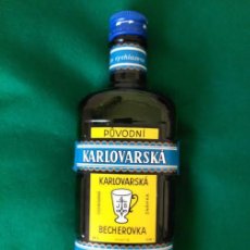 Botellas antiguas: BOTELLA DE KARLOVARSKA BECHEROVKA (VACIA) - JAN BECHER KARLOVY VARY - 23 CENTIMETROS ALTA 