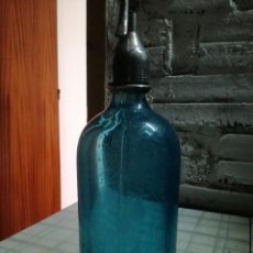 Botellas antiguas: SIFON AZUL LISO MODERNISTA SEREGRAFIADO N MARCA REGISTRADA ANTIGUO A ROSTAS TARRAGONA. Lote 100283431