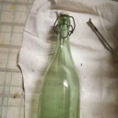Botellas antiguas: RARISIMA BOTELLA MUY ANTIGUA VERDE CON LA BASE HACIA A DENTRO TAPON CERAMICA CON ESTRELLA ROJA 
