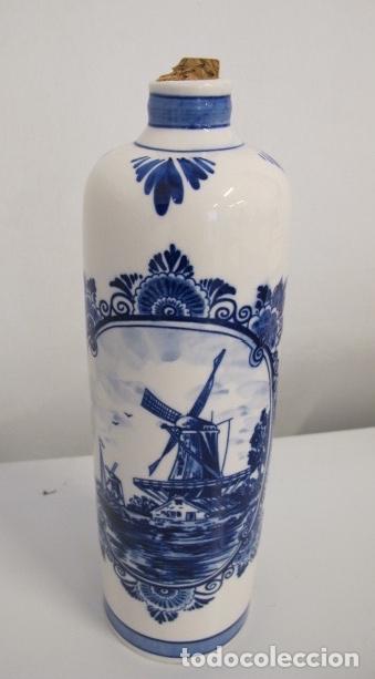 Botellas antiguas: Botella de cer&aacute;mica Elseva de Delft, Holanda. - Foto 1