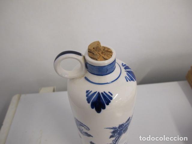 Botellas antiguas: Botella de cer&aacute;mica Elseva de Delft, Holanda. - Foto 4