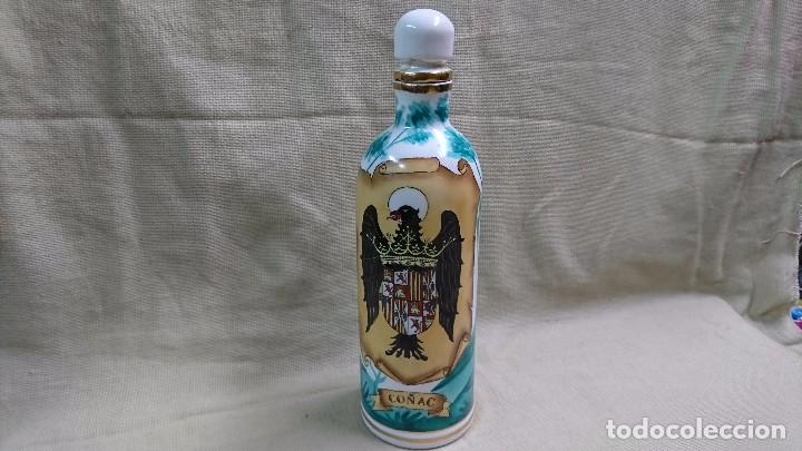 Botellas antiguas: BOTELLA DE PORCELANA CON ESCUDO - Foto 1
