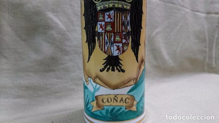 Botellas antiguas: BOTELLA DE PORCELANA CON ESCUDO - Foto 2