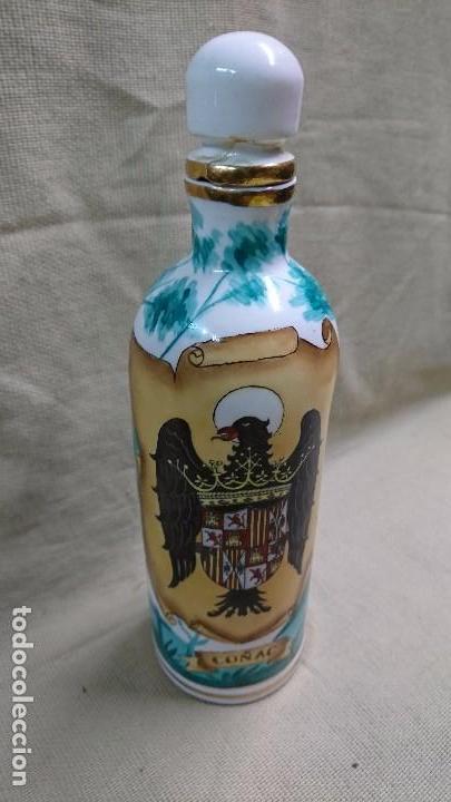 Botellas antiguas: BOTELLA DE PORCELANA CON ESCUDO - Foto 3