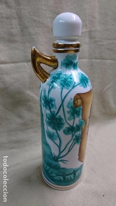 Botellas antiguas: BOTELLA DE PORCELANA CON ESCUDO - Foto 4