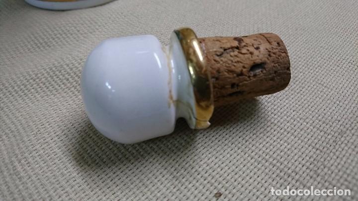 Botellas antiguas: BOTELLA DE PORCELANA CON ESCUDO - Foto 5