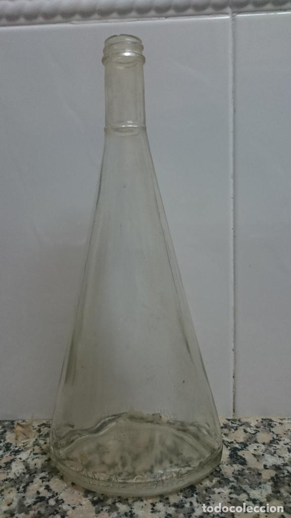 Botellas antiguas: BOTELLA BOTELLA SANTA CLARA LETRAS EN RELIEVE CERCA DE LA BASE - Foto 1