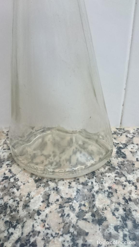 Botellas antiguas: BOTELLA BOTELLA SANTA CLARA LETRAS EN RELIEVE CERCA DE LA BASE - Foto 2