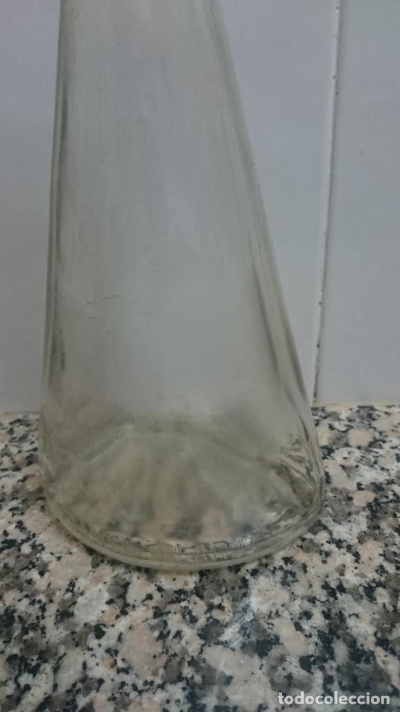 Botellas antiguas: BOTELLA BOTELLA SANTA CLARA LETRAS EN RELIEVE CERCA DE LA BASE - Foto 3
