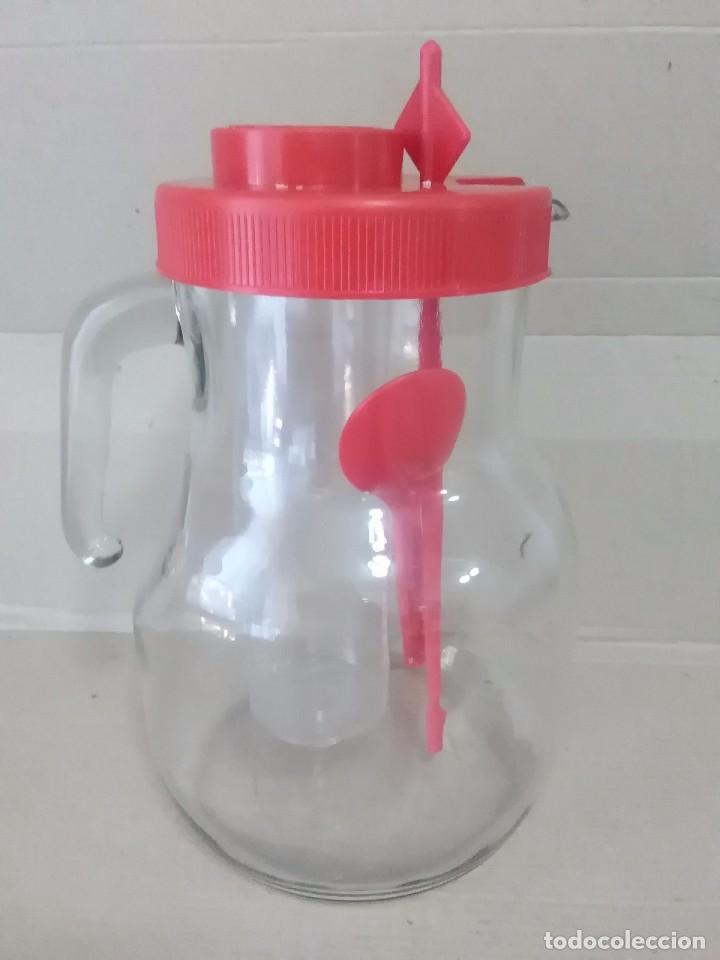Botellas antiguas: Jarra de la casera cristal - Foto 3