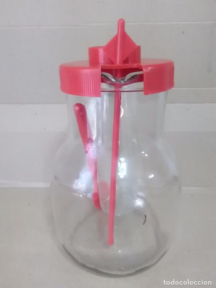 Botellas antiguas: Jarra de la casera cristal - Foto 4