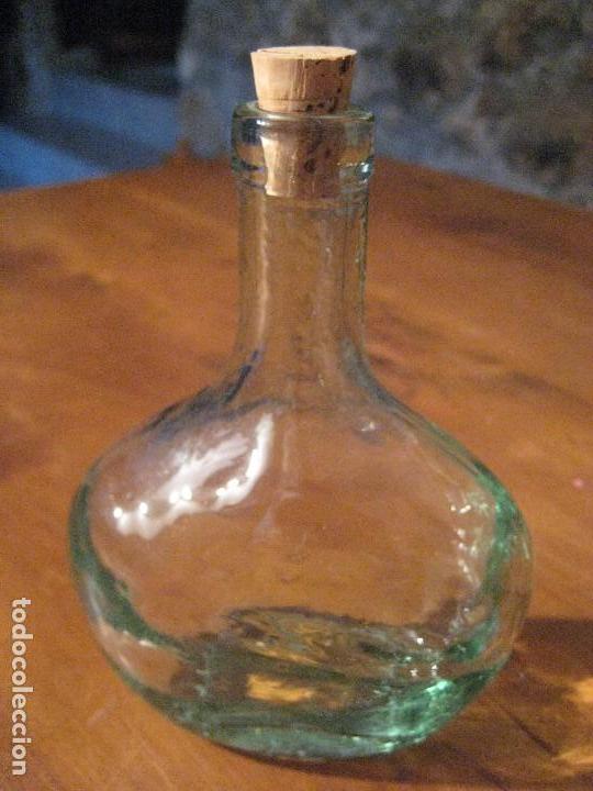 Botellas antiguas: peque&ntilde;a botella de cristal  mini dama juana - Foto 1