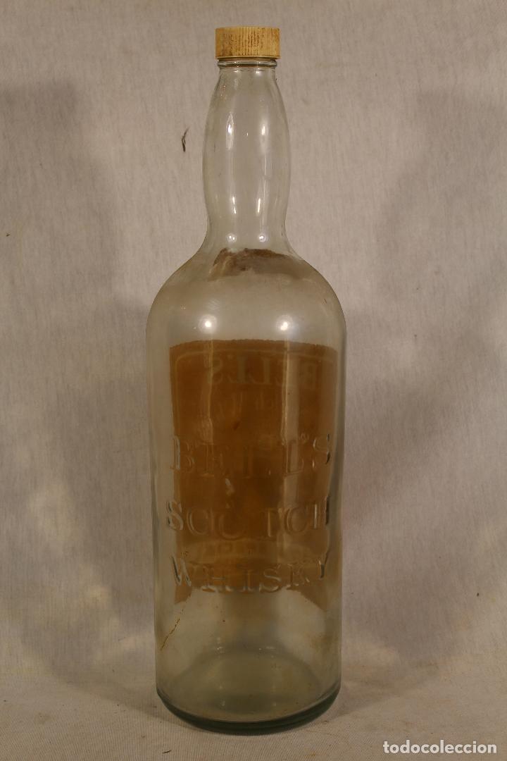 Botellas antiguas: botella bells old scotch wisky - Foto 2