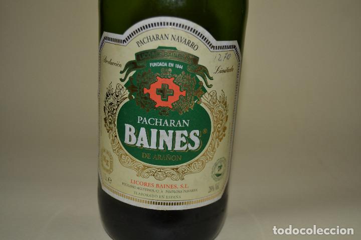 Botellas antiguas: BOTELLA DE PATXARAN  BAINES CON UN POCO DE LICOR - Foto 2