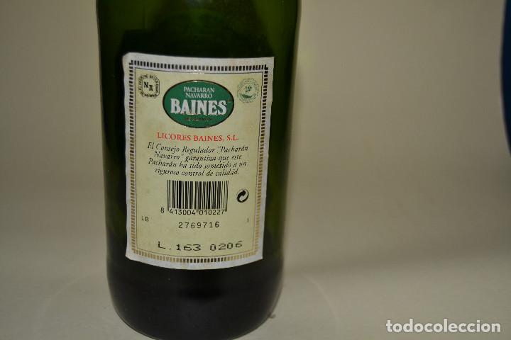 Botellas antiguas: BOTELLA DE PATXARAN  BAINES CON UN POCO DE LICOR - Foto 3