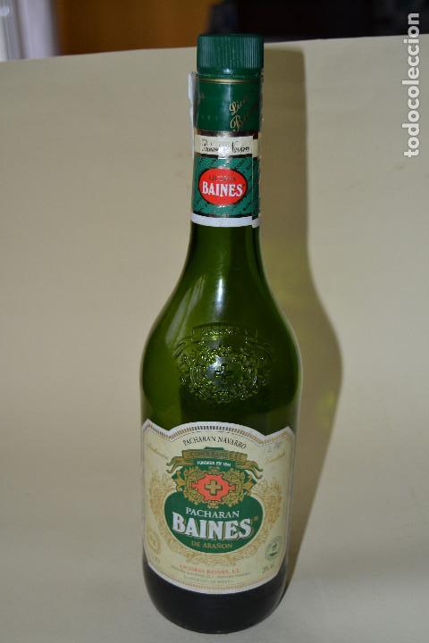 Botellas antiguas: BOTELLA DE PATXARAN  BAINES CON UN POCO DE LICOR - Foto 1
