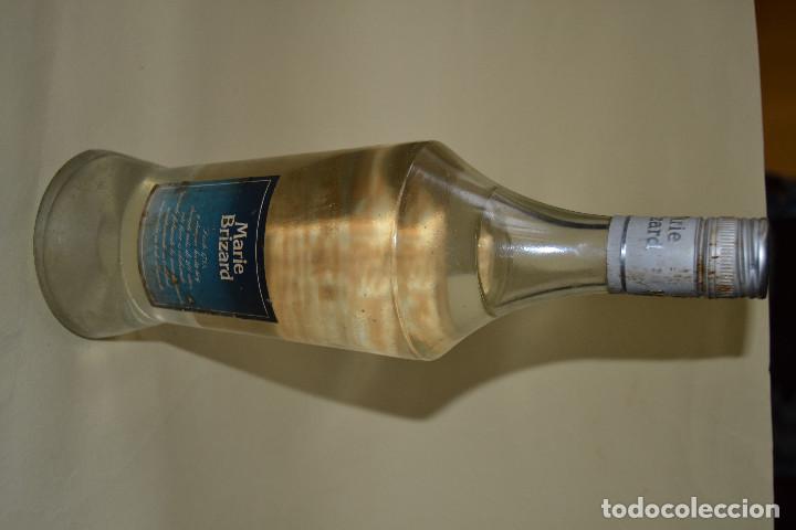 Botellas antiguas: BOTELLA DE MARIE BRIZARD SIN ABRIR - Foto 3