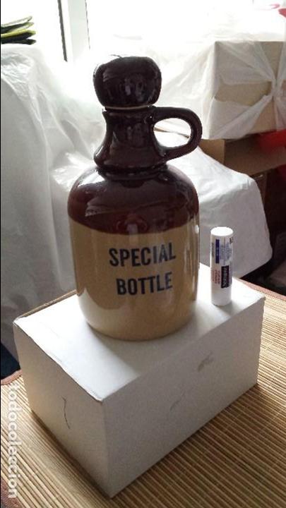Botellas antiguas: Botella de ceramica con asa - Foto 1