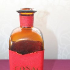 Botellas antiguas: BOTELLA DE CRISTAL Y CUERO DE COÑAC -ANTIGUA AÑOS 50-60. Lote 109017391