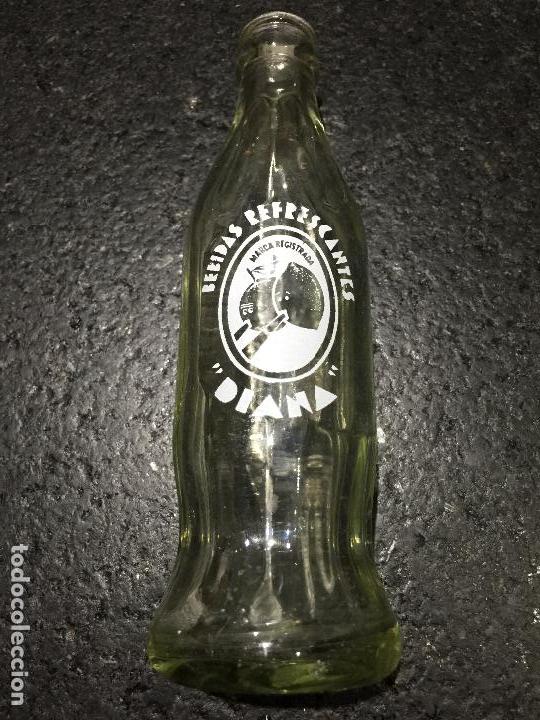 Botellas antiguas: RARA BOTELLA DE REFRESCOS DIANA - Foto 1