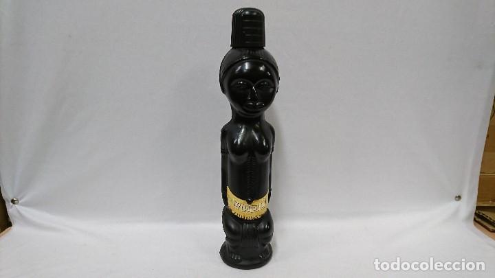 Botellas antiguas: BOTELLA VAC&Iacute;A DE LICOR VUDU - Foto 1